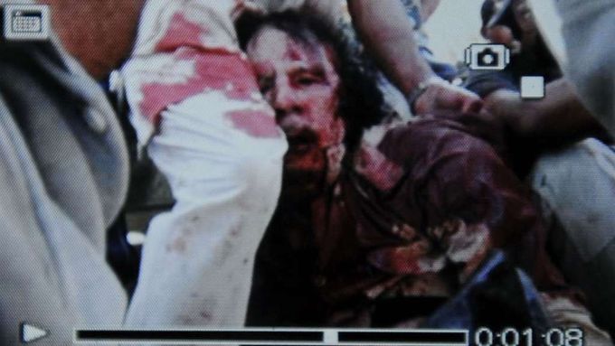Snímek pořízený mobilním telefonem zachycuje zadržení Muammara Kaddáfího v Syrtě.