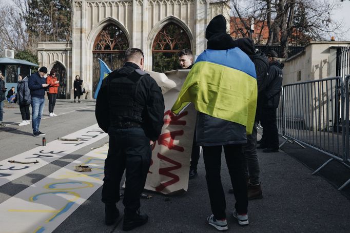 Protest proti ruské invazi na Ukrajině před ruskou ambasádou v Praze.