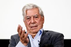 Svět knihy ulovil nobelistu. Přijede Mario Vargas Llosa, přijme ho ministr Petříček