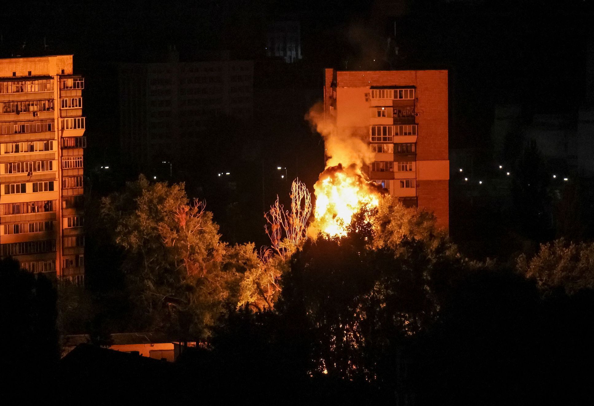 Záběr z nočního ruského útoku drony na Kyjev.