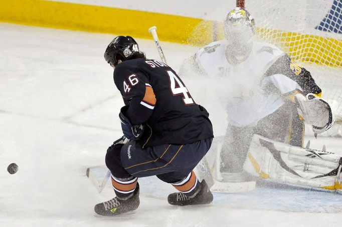 Sníh v trochu jiné podobě: brankář Buffalo Sabres' Ryan Miller dostal plný zásah od bruslí Zacka Stortiniho z Edmonton Oilers'.