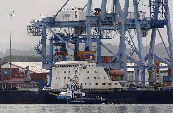 North Korean container ship ''Chong Chon Gang'' docks at the Manzanillo International Container Terminal in Colon City July 16, 2013. Panama detained the North Korean-flagged ship from Cuba as it headed to the Panama Canal and said it was hiding weapons in brown sugar containers, sparking a standoff in which the ship's captain attempted to commit suicide. REUTERS/Carlos Jasso (PANAMA - Tags: MARITIME MILITARY) Published: Čec. 16, 2013, 3:18 odp.