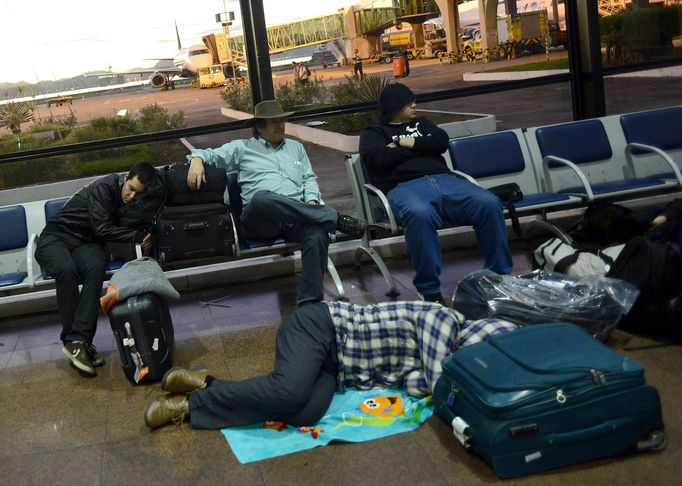 REFILE - CORRECTING DATE Passengers await their flights during a partial work slowdown at Rio de Janeiro's Santos Dumont airport, June 12, 2014. Brazilian police and demo