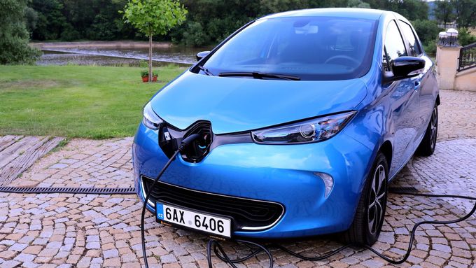 Renault začíná prodávat v Česku elektromobily. Jde o tři modely - malé vozítko Twizy, hatchback Zoe a dodávku Kangoo.