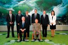 Clinton A Kim Čong-il na klasickém "soudružském" severokorejském fotu uveřejněném státní agenturou KCNA. Květy jsou vyhrazeny vůdcům, zbytek americké delegace stojí na "trávě".