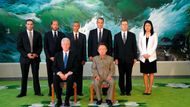 Clinton A Kim Čong-il na klasickém "soudružském" severokorejském fotu uveřejněném státní agenturou KCNA. Květy jsou vyhrazeny vůdcům, zbytek americké delegace stojí na "trávě".