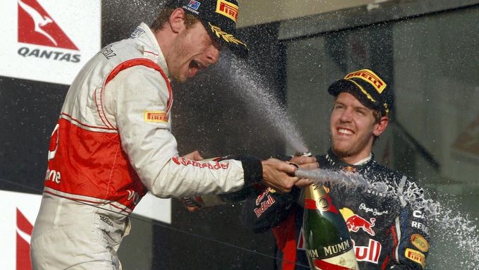 Bude slavit v Malajsii Jenson Button (vlevo), nebo Sebastian Vettel?