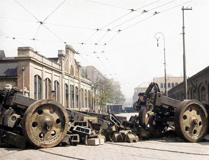 Prostranství před Ringhofferovou továrnou v Praze na Smíchově, kde během Pražského povstání v květnu 1945 vznikaly z podvozků vyráběných vagonů improvizované barikády.