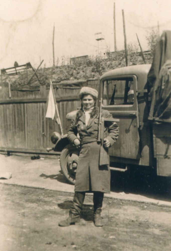 Praha-Pankrác, 7. květně 1945. V doprovodu dělostřelecké baterie 1. pěšího pluku ROA se nacházely i ženy - kozačky.