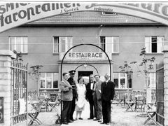Restaurace U Džbánu v Praze-Liboci na snímku z roku 1935. Pod stejným názvem funguje dosud. Také dnes tu čepují Staropramen.