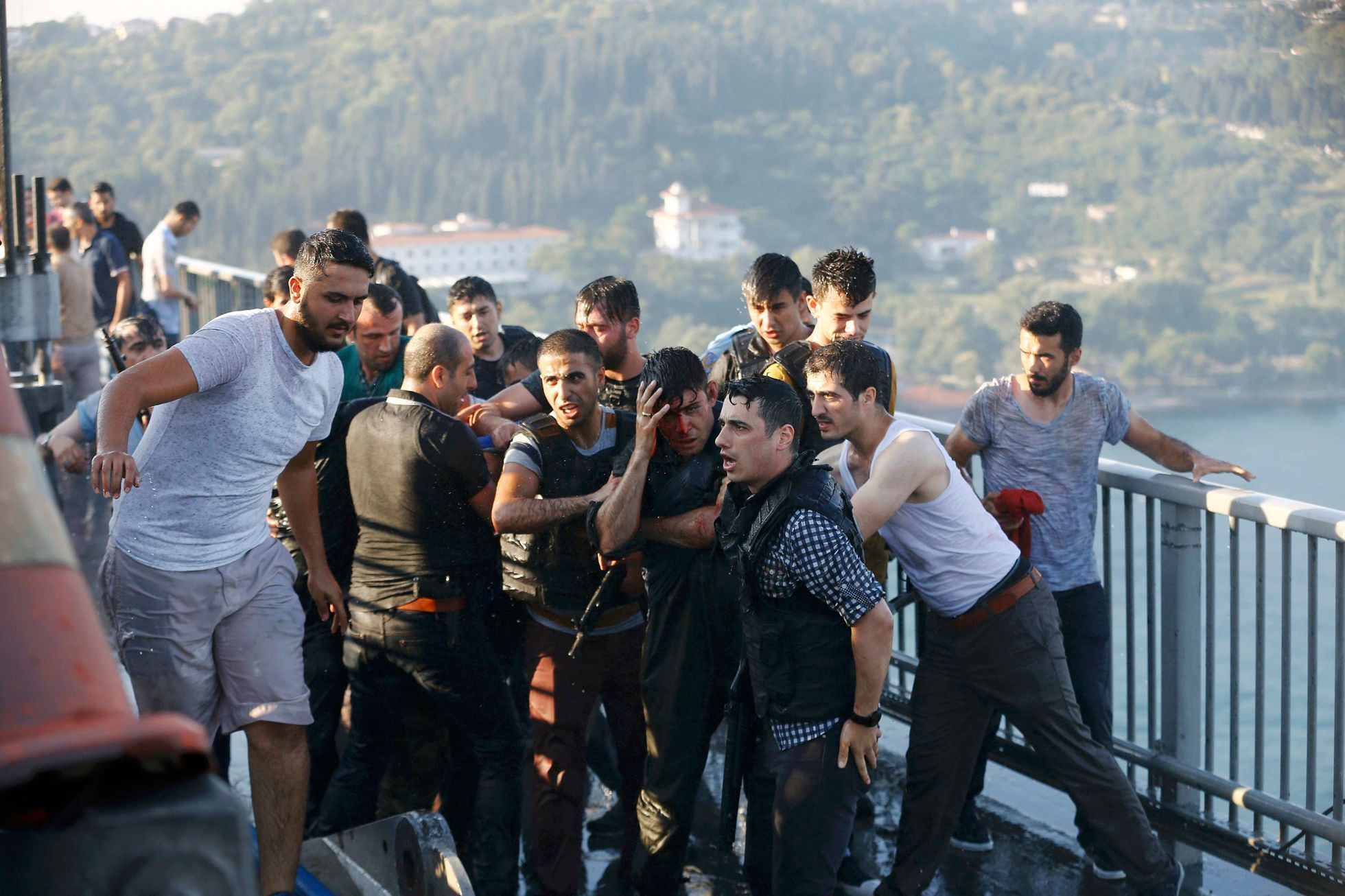 Policie chrání před rozzuřeným davem odzbrojené vojáky na Bosporském mostu v Istanbulu