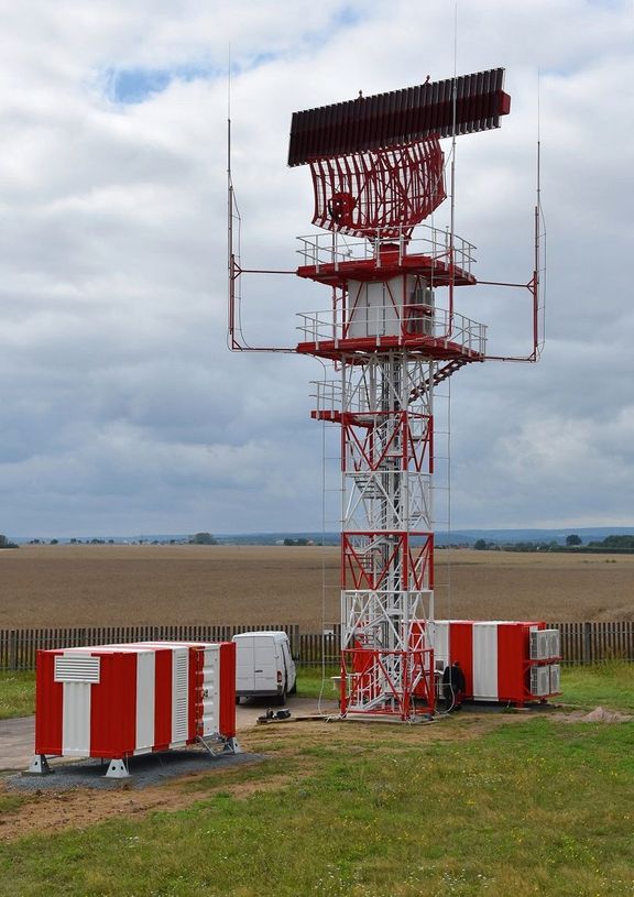 Primární přehledový radar RL-2000 a monopulzní sekundární přehledový radar MSSR-1