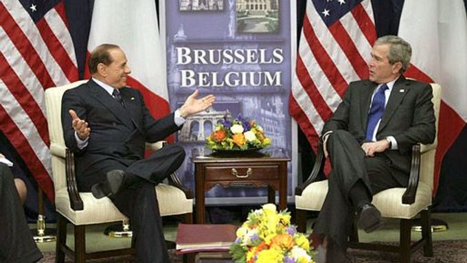 Italský premiér Silvio Berlusconi s americkým prezidentem Bushem v bruselské centrále NATO.