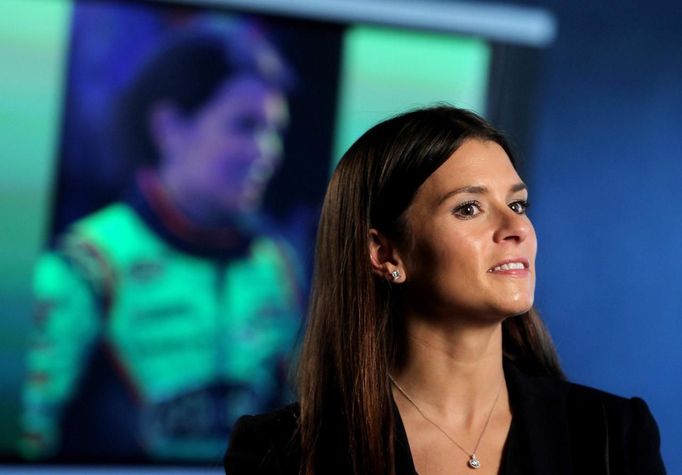 Danica Patricková na tiskové dává rozhovor před závodem Daytona 500 mil.