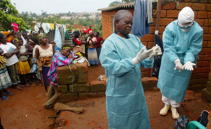 Lékaři během epidemie v roce 2005 zkoumají dům oběti, která pravděpodobně zemřela na virs Marburg v severoangolském městě Uige.