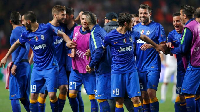 Fotbalisté Juventusu se radují po vysněném postupu.