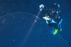 Potápěči narazili na tajemný objekt 22 metrů pod hladinou