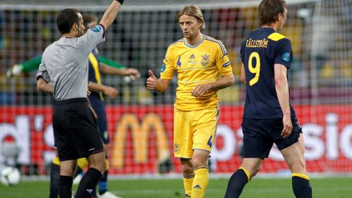 Anatolij Tymoščuk dostává žlutou kartu během utkání Ukrajina - Švédsko v základní skupině D na Euru 2012.
