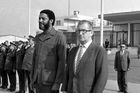 V roce 1974 se Grenada dočkala nezávislosti na Spojeném království. Následující roky ale byly pro občany ostrovního státu značně bouřlivé. Výsledky voleb v roce 1976 opozice odmítla a Grenadu zasáhly nepokoje korunované převratem 13. března 1976. Do čela se dostala lidová revoluční vláda v čele s Mauricem Bishopem. Na snímku s tehdejším premiérem ČSSR Lubomírem Štrougalem na oficiální návštěvě Prahy, 3. října 1983.