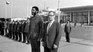 V roce 1974 se Grenada dočkala nezávislosti na Spojeném království. Následující roky ale byly pro občany ostrovního státu značně bouřlivé. Výsledky voleb v roce 1976 opozice odmítla a Grenadu zasáhly nepokoje korunované převratem 13. března 1976. Do čela se dostala lidová revoluční vláda v čele s Mauricem Bishopem. Na snímku s tehdejším premiérem ČSSR Lubomírem Štrougalem na oficiální návštěvě Prahy, 3. října 1983.