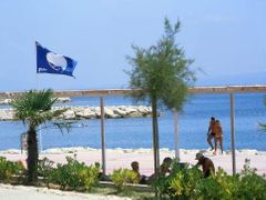 Recyklované sklo bylo využito také na plážích kolem Lake Hoodu na Novém Zélandu a karibském ostrově Curacao.