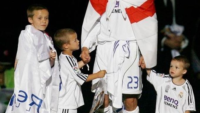 David Beckham slaví se svými ratolestmi ligový titul.