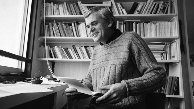 Posměšný kritik Kundera se narodil na apríla. Bylo to metafyzické znamení, tvrdil