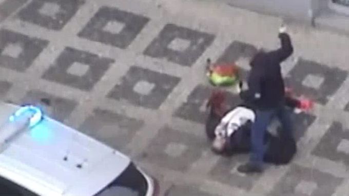 Záběry ze zadržení muže střílejícího z plynové pistole