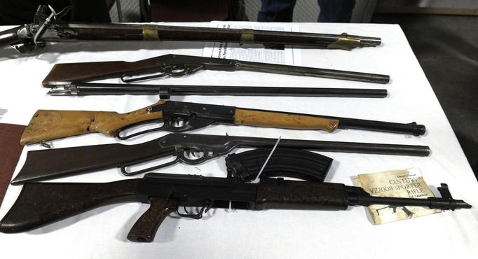 A semi-automatic VZ58 (bottom) and BB guns are seen on a dealer's table at a gun show in Kansas City, Missouri December 22, 2012. REUTERS/Dave Kaup (UNITED STATES - Tags: POLITICS SOCIETY) Published: Pro. 22, 2012, 8:24 odp.