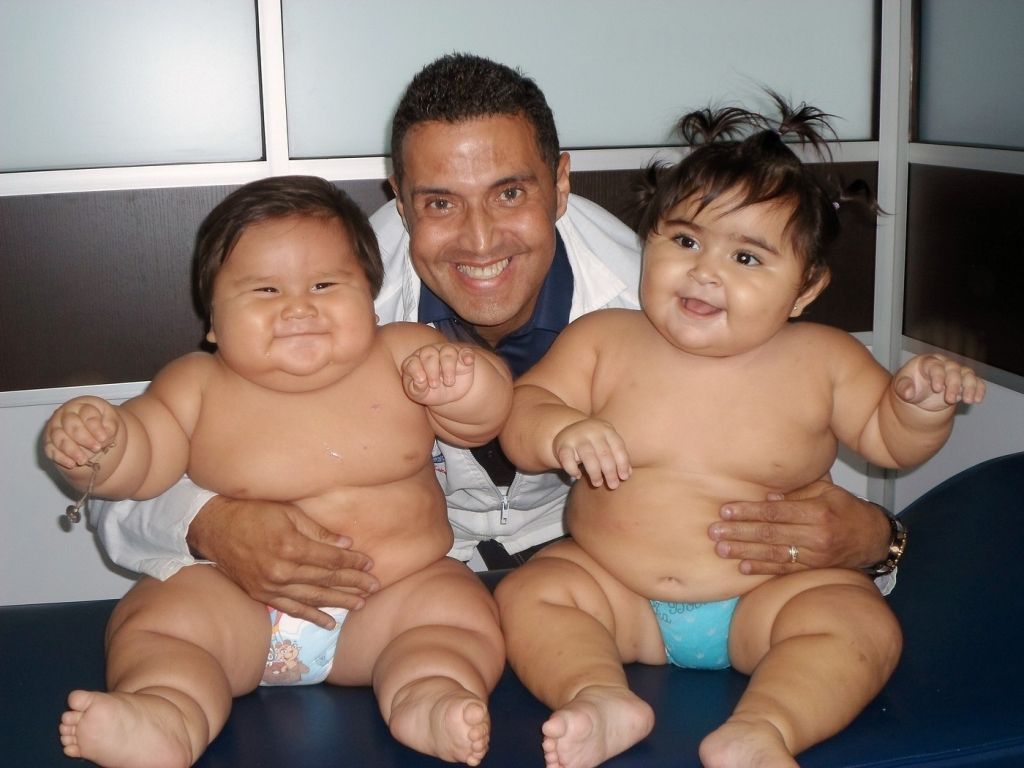 Obézní děti Santiago Mendosa a Isabel Caicedo