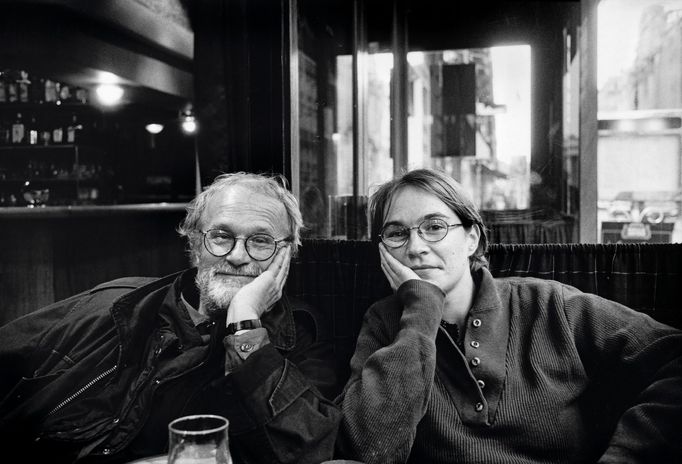 Josef Koudelka a jeho dcera Rebecca Johnsonová, Paříž, po roce 2000. Autor fotografie je neznámý.