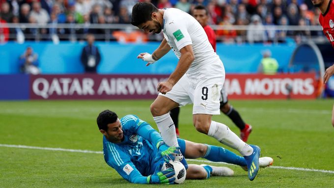 Muhammad Šanáví a jeden z jeho skvělých zákroků proti Uruguayi, v tomto případě proti hvězdnému Luisi Suárezovi