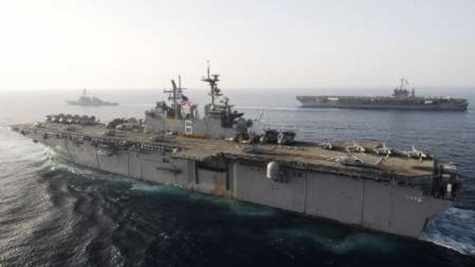 Americká válečné lodě v Perském zálivu nedaleko íránských břehů.