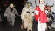 Kromě andělů jej však doprovází rohatí krampusové.