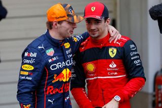 Max Verstappen z Red Bullu a pilot Ferrari Charles Leclec po VC Japonska F1 2022