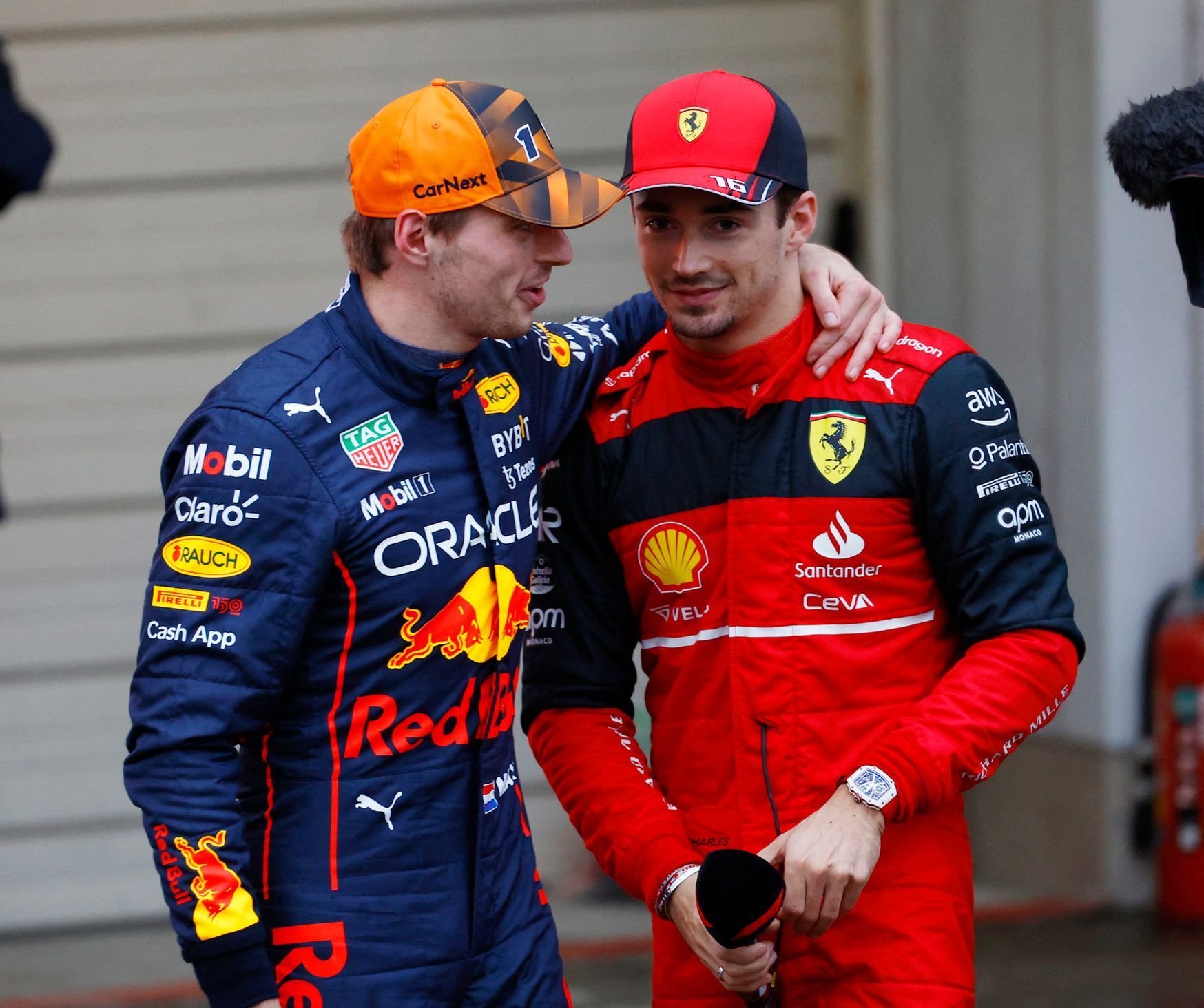 Max Verstappen z Red Bullu a pilot Ferrari Charles Leclec po VC Japonska F1 2022