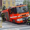 V centru Ostravy se do země propadlo hasičské auto