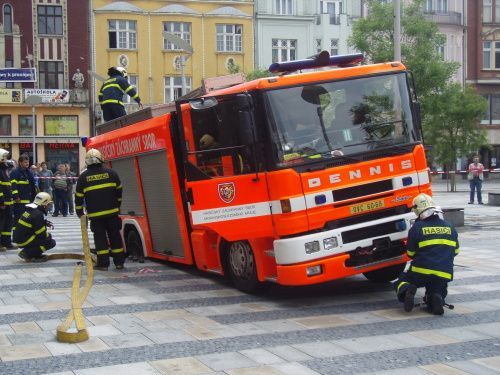 V centru Ostravy se do země propadlo hasičské auto