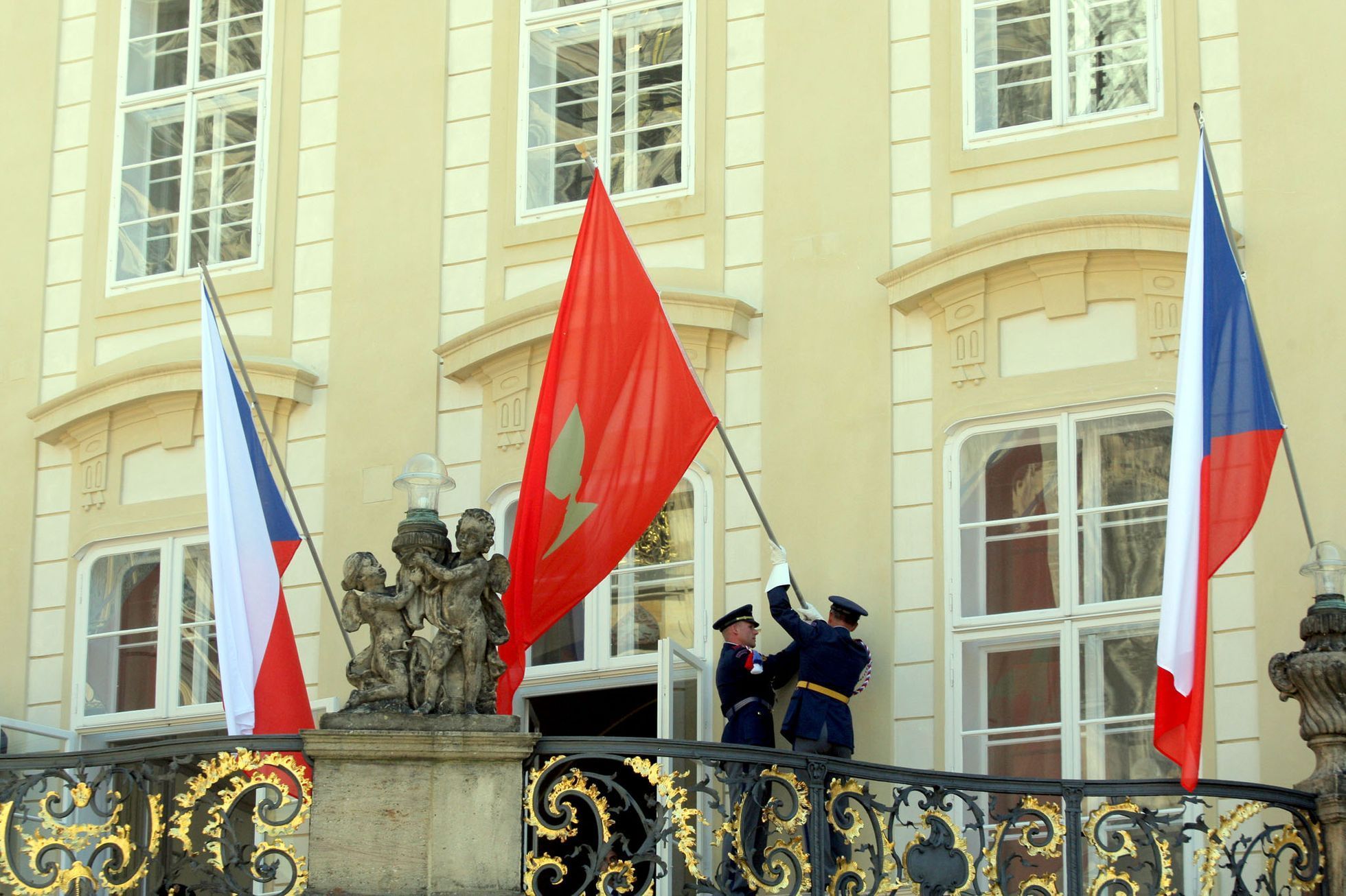 Zeman vyvěsil husitský prapor