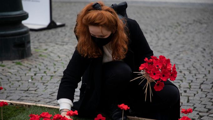 Symbolem Dne válečných veteránů jsou vlčí máky. Jako ty vysazené u této příležitosti na náměstí Republiky v Praze.