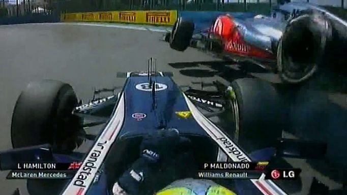 Pastor Maldonado naráží do Lewise Hamiltona v předposledním kole GP Evropy ve Valencii.