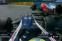 VIDEO Maldonado ve Valencii sestřelil Hamiltona