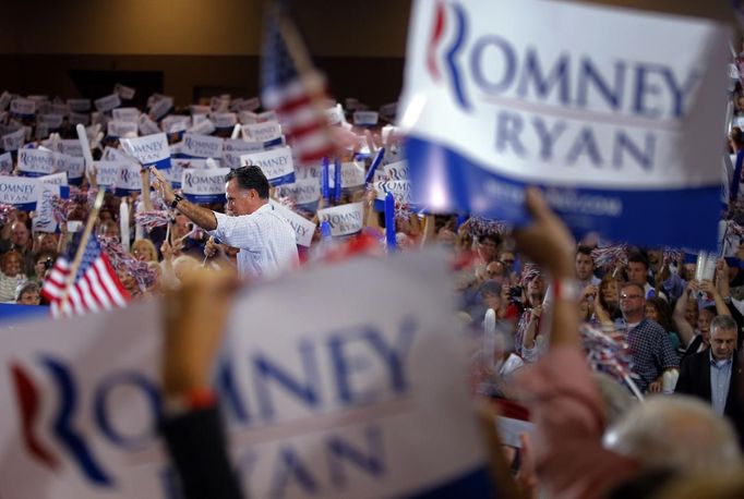 Republican presidential candidate and former Massachusetts Governor Mitt Romney speaks at a campaign rally in Toledo, Ohio September 26, 2012. REUTERS/Brian Snyder (UNITED STATES - Tags: POLITICS ELECTIONS USA PRESIDENTIAL ELECTION) Published: Zář. 26, 2012, 10:31 odp.