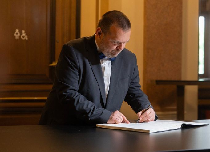 Poslední rozloučení s hercem a prezidentem karlovarského festivalu Jiřím Bartoškou. Ministr kultury Martin Baxa píše do kondolenční knihy.