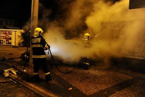 V centru Prahy narazilo taxi do sloupu, řidič uhořel