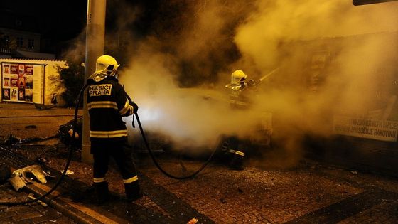 V centru Prahy narazilo taxi do sloupu, řidič uhořel