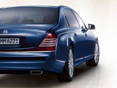 Logo Maybach příliš známé nejsou, zato příbuzné tvary Mercedesu třídy S ano