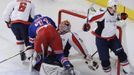 NHL: NY Rangers - Washington Capitals, 1. zápas(Mike Rupp, Braden Holtby, střet)