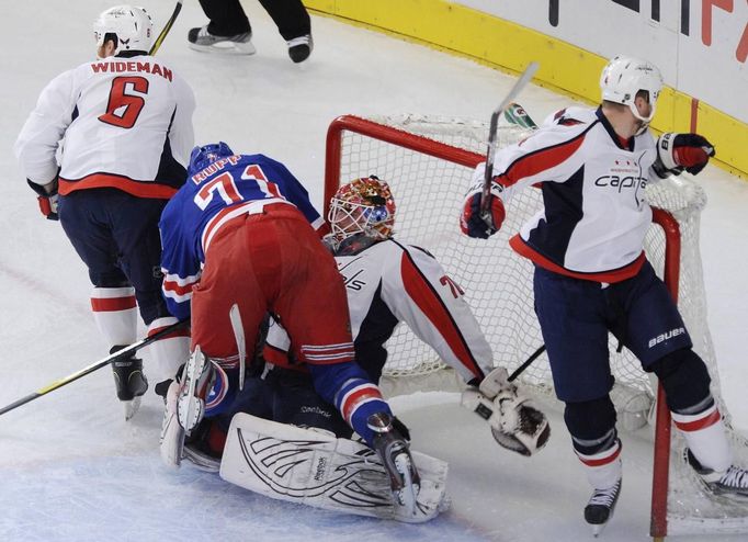 NHL: NY Rangers - Washington Capitals, 1. zápas(Mike Rupp, Braden Holtby, střet)