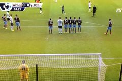 VIDEO Nechte mi to! V Anglii zahrál přímý kop fanoušek